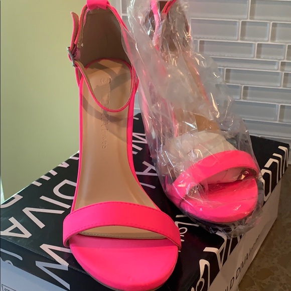 Wild Diva Shoes - WildDiva Neon Pink Heels. NIB size 6.5